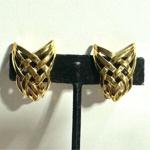JS Woven Interconnected Infinity Design Celtic Earrings Shield Shape Gold Tone